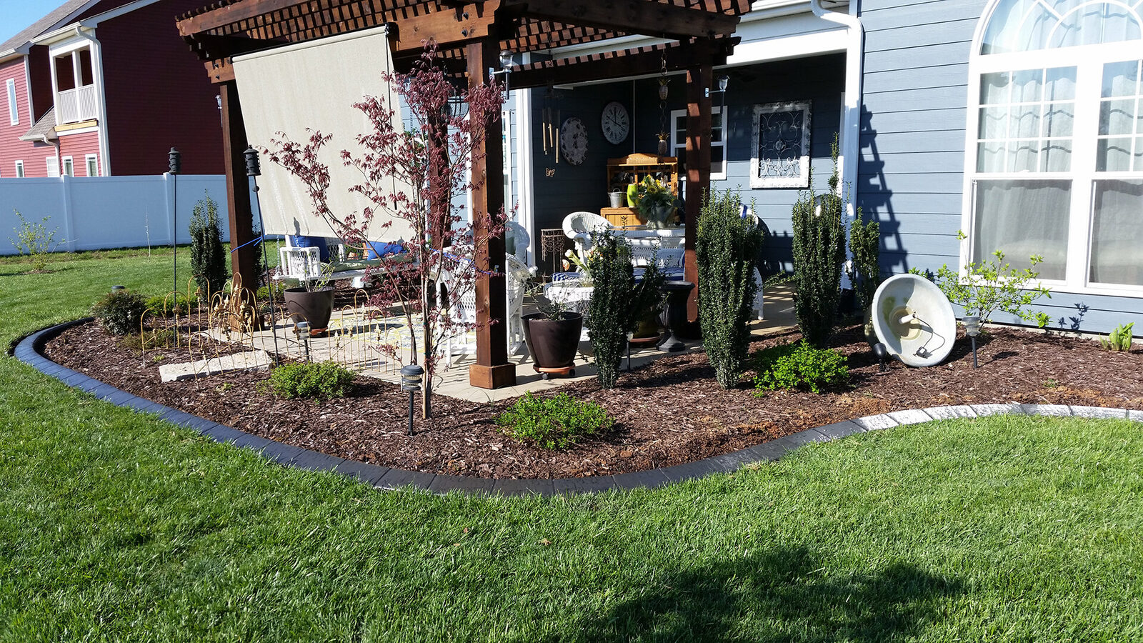 Curved foundation flower bed